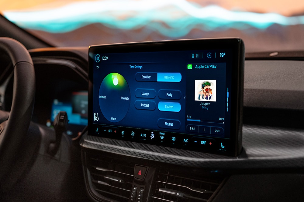 Close-up van het grote touchscreen van het infotainmentsysteem met B&O Beosonic-functie in de Ford Puma Gen-E Sound Edition.