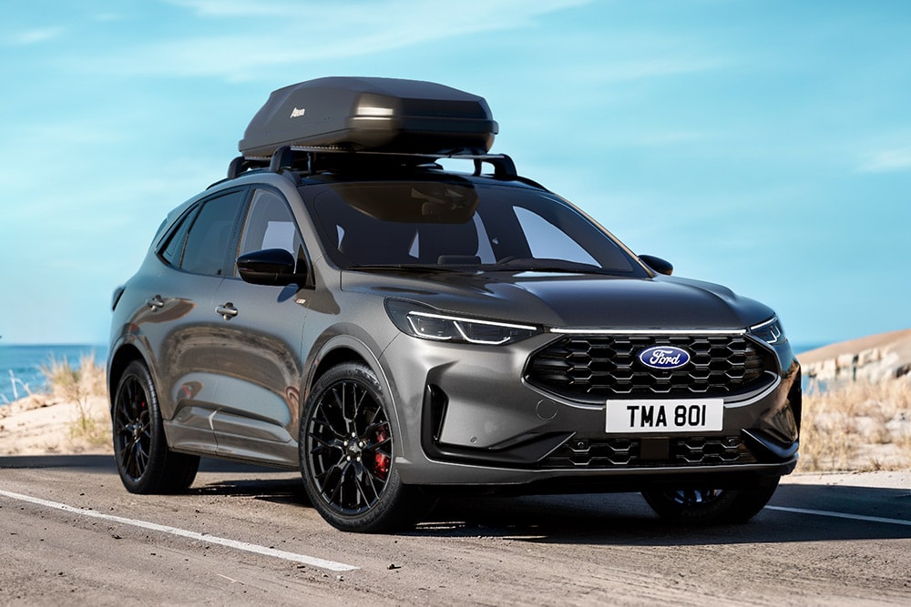 Grijze Ford Kuga Black Package met 20" zwarte lichtmetalen velgen, zwarte exterieurdetails en dakkoffer.