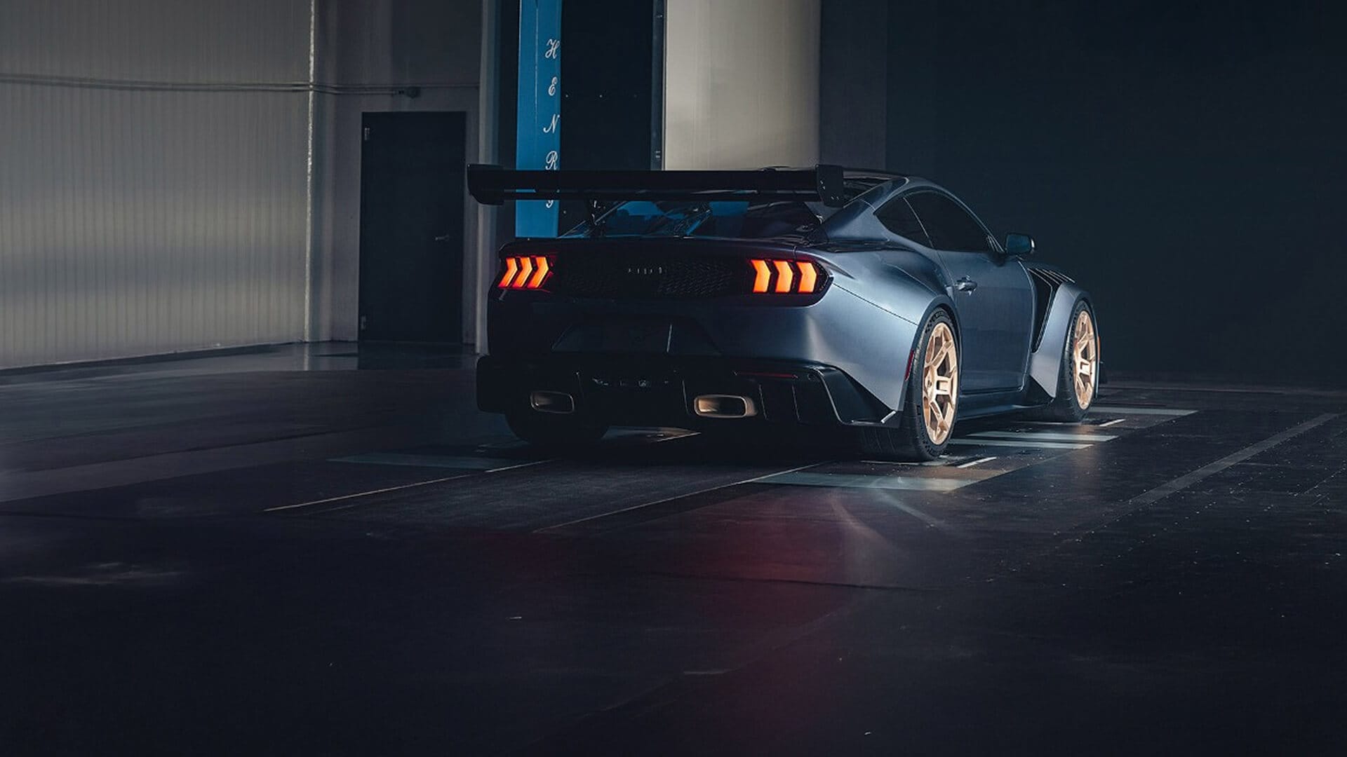 Ford Mustang GTD rijdt door een tunnel 