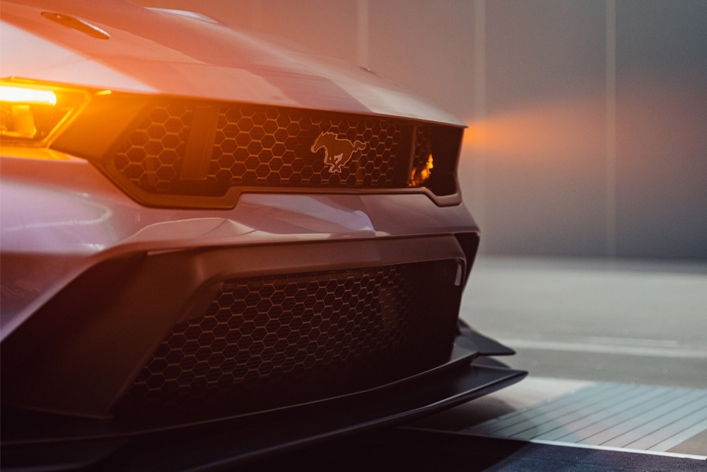 Ford Mustang GTD met verlaagde ophanging en ingeschakelde koplampen 