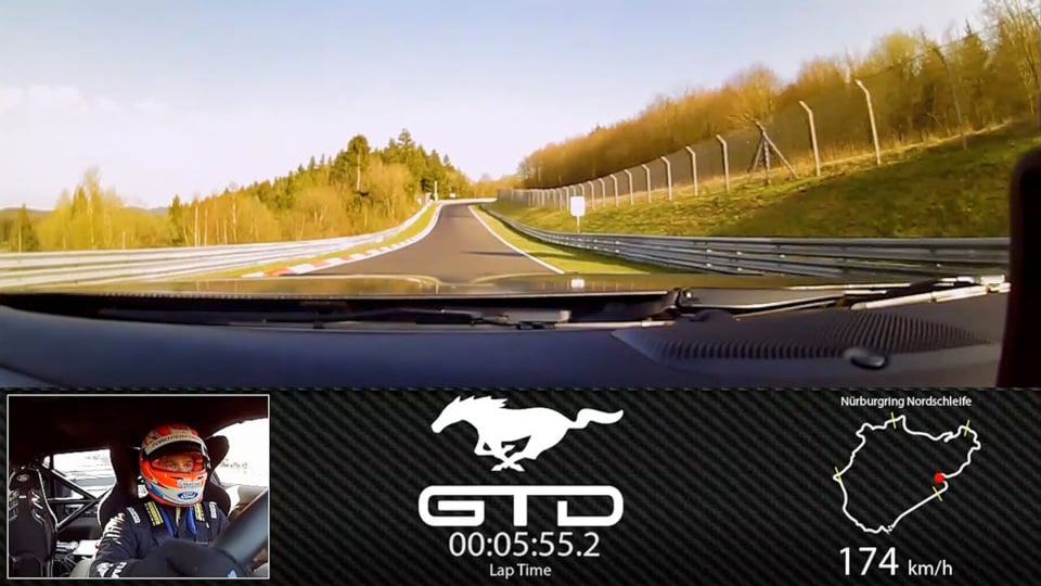Cockpitbeeld van de Ford Mustang GTD op de Nordschleife van de Nürburgring met prestatiegegevens 