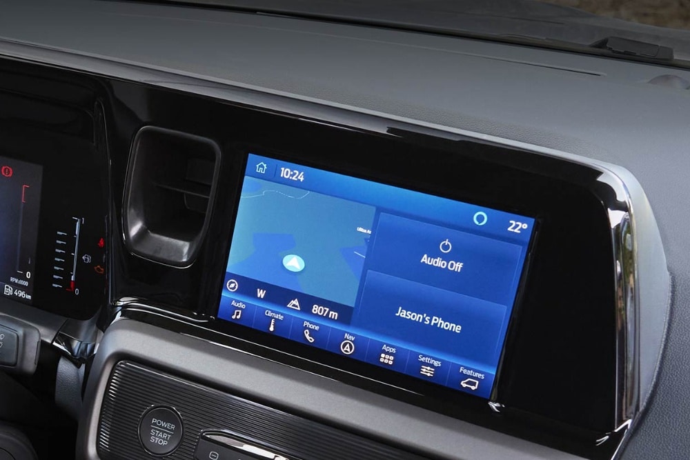 Het infotainmentscherm in een Ford Tourneo Courier toont verschillende functies, waaronder Telefoonlijst, Navigatie, Geluid, Voertuig, Klok, Algemeen, Display en Connectiviteit.