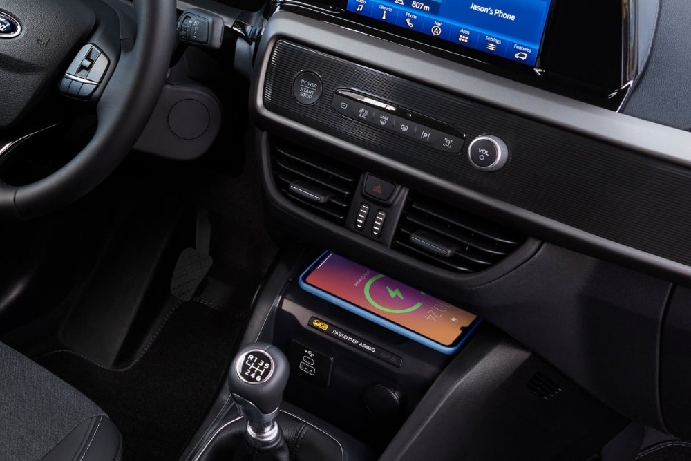 Draadloos opladen in een Ford Tourneo Courier.