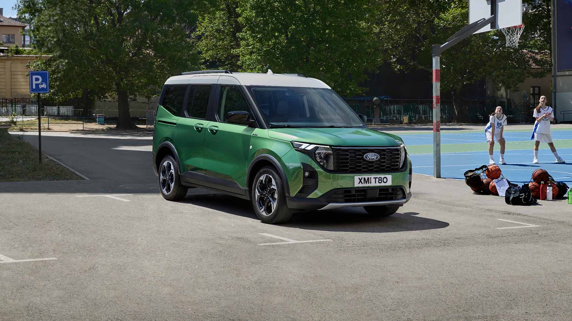 Een Ford Tourneo Courier in Cactus Grey van voren in een driekwarthoek gezien. 