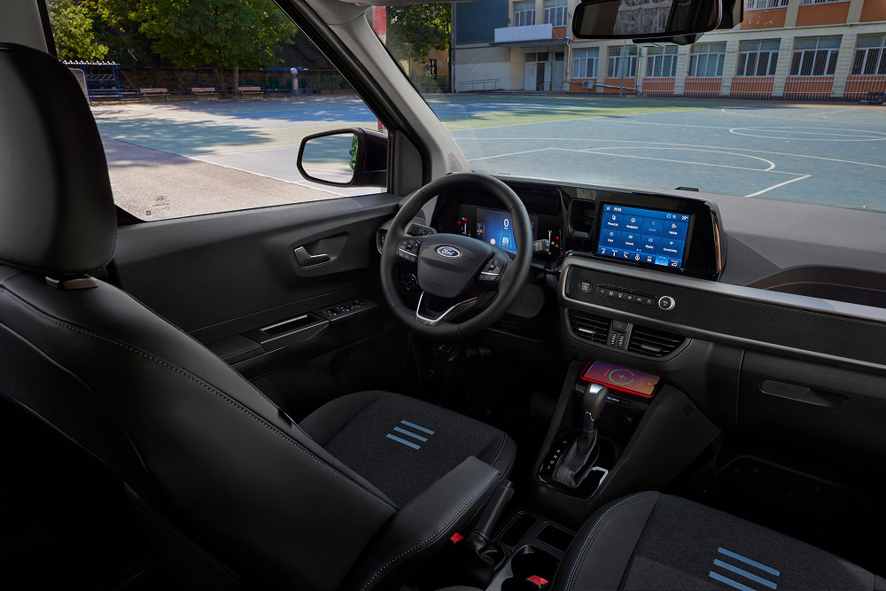 Het interieur van de Ford Tourneo Courier met zicht op het dashboard, het stuur en het touchscreen