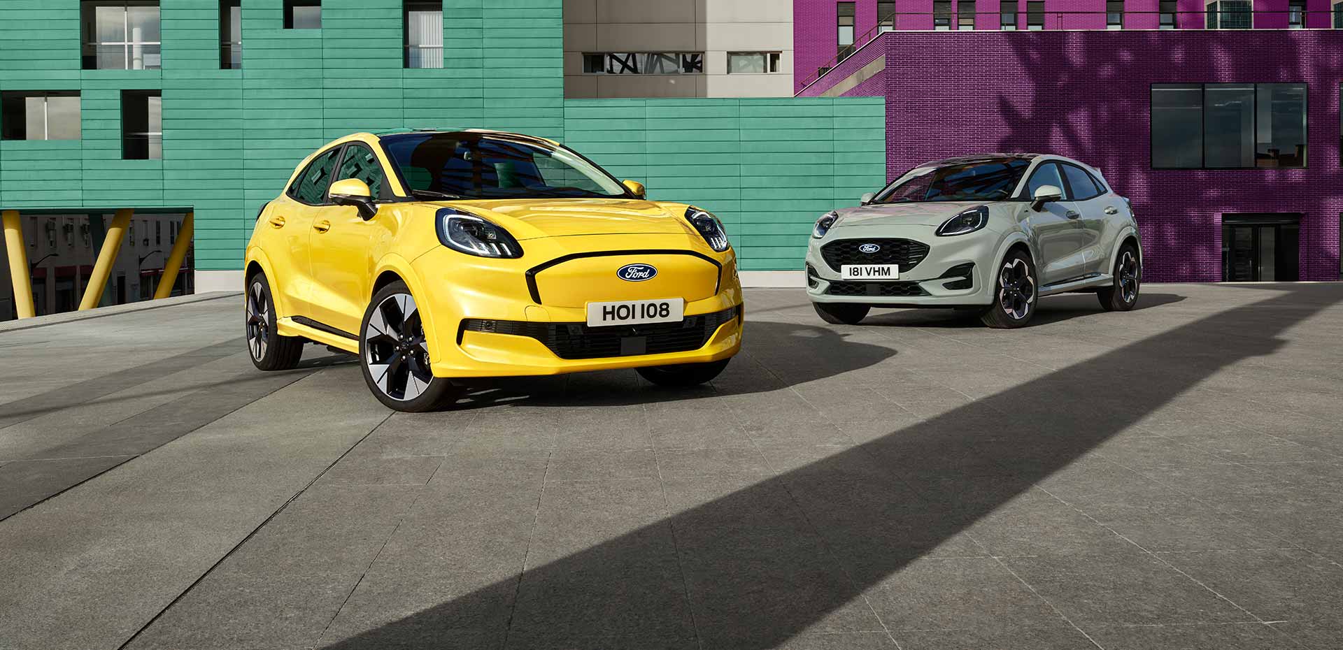 Een gele elektrische Ford Puma Gen-E® geparkeerd naast een grijze EcoBoost® Ford Puma® met benzinemotor.