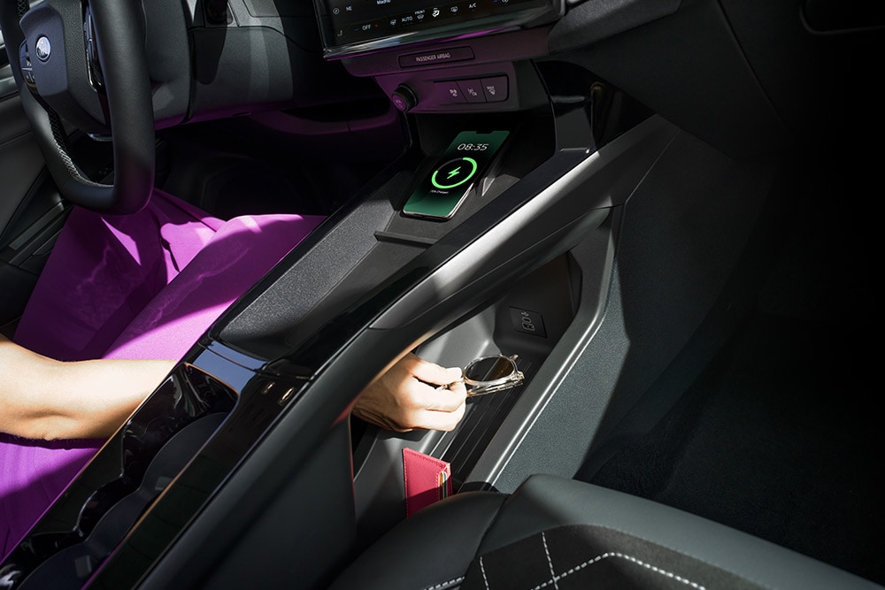 Een close-up van het draadloze opladen en het opbergsysteem in de nieuwe Ford Puma Gen-E®. 