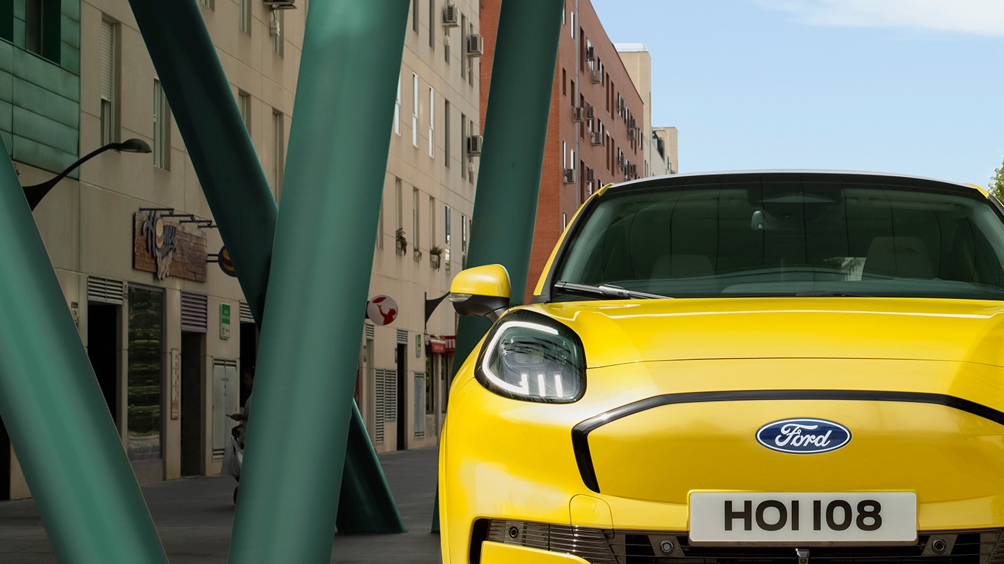 Een close-up van de voorkant van de nieuwe Ford Puma Gen-E® in het geel.
