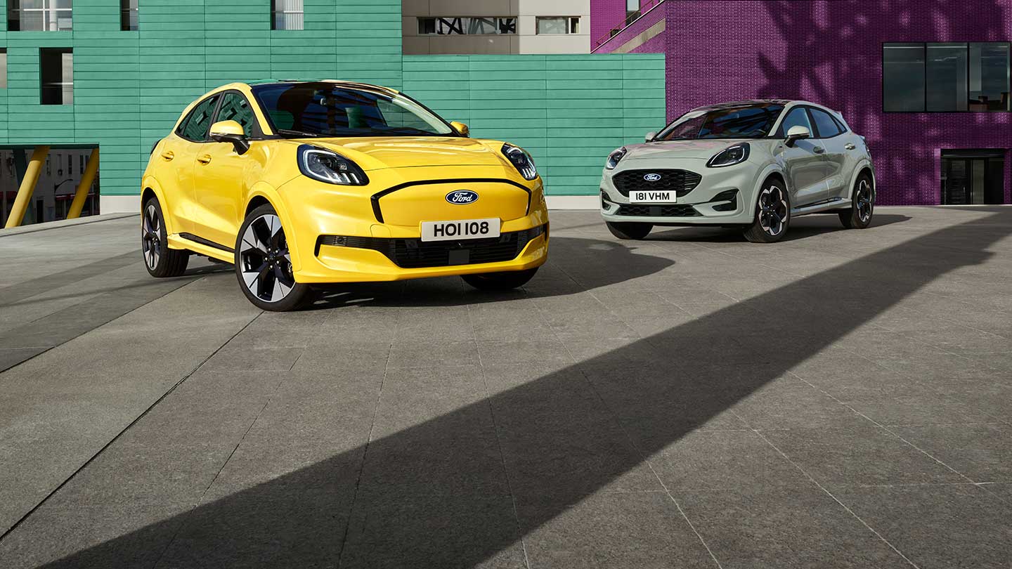 Een gele elektrische Ford Puma Gen-E® geparkeerd naast een grijze EcoBoost® Ford Puma® met benzinemotor.