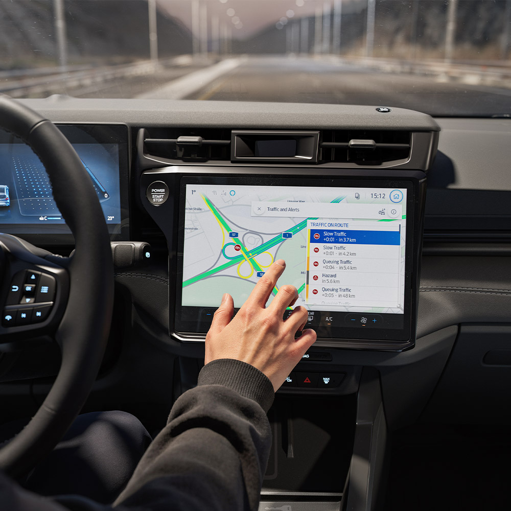 Een bestuurder gebruikt de Connected Navigation-functie op het digitale scherm in een Ford Puma Gen-E BlueCruise Edition.
