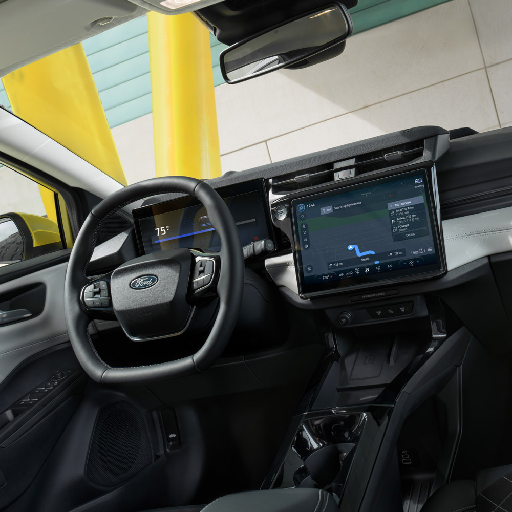 Het interieur van de nieuwe Ford Puma Gen-E ®, met het grote touchscreen en het satellietnavigatiesysteem met cloudverbinding.