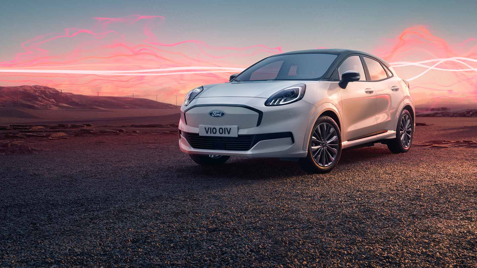 Het Ford Puma Gen-E Sound Edition-model in het wit, geparkeerd met rode geluidsgolfafbeeldingen op de achtergrond.