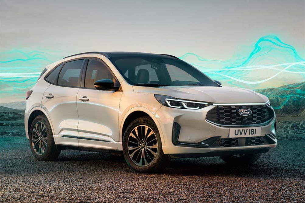 Het Ford Kuga Sound Edition-model in het wit, geparkeerd met groene geluidsgolfafbeeldingen op de achtergrond.