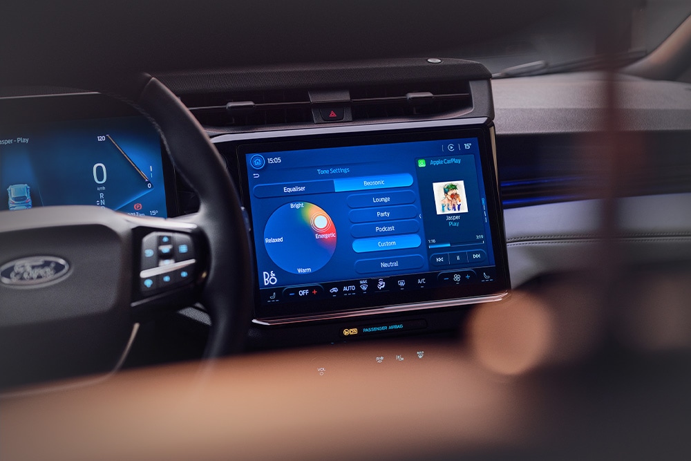 Close-up van het grote touchscreen van het infotainmentsysteem met B&O Beosonic-functie in de Ford Puma Gen-E Sound Edition.