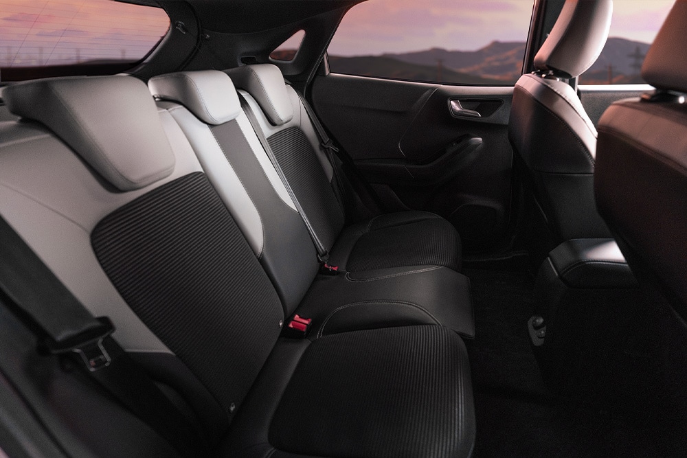 Een close-up van de achterzetels van de Ford Puma Sound Edition met exclusieve stoffering.