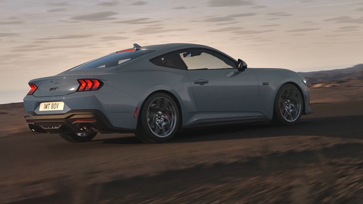 Een blauwe Ford Mustang die door een bocht rijdt