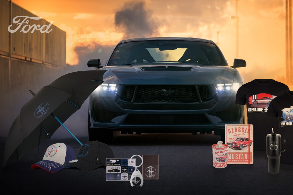 Ford Mustang-collectie met een grijze Mustang op de achtergrond en Mustang-merchandise, waaronder een paraplu, petten, mokken en t-shirts