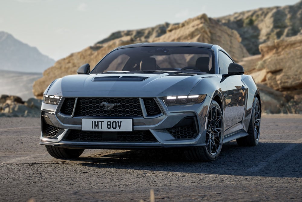 Ford Mustang GT Nite Pony Coupe in Carbonised Grey geparkeerd op een bergweg