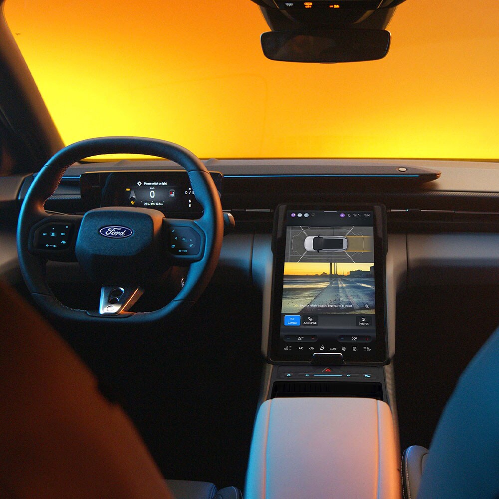 Het touchscreen van de Ford Capri® met het 360°-parkeercamerasysteem en de richtlijnen voor parkeerhulp.