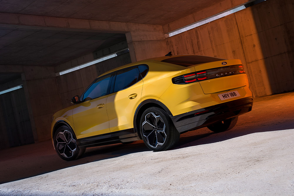 De zij- en achterkant van de nieuwe Ford Capri®, met de stijlvolle lichtmetalen velgen.