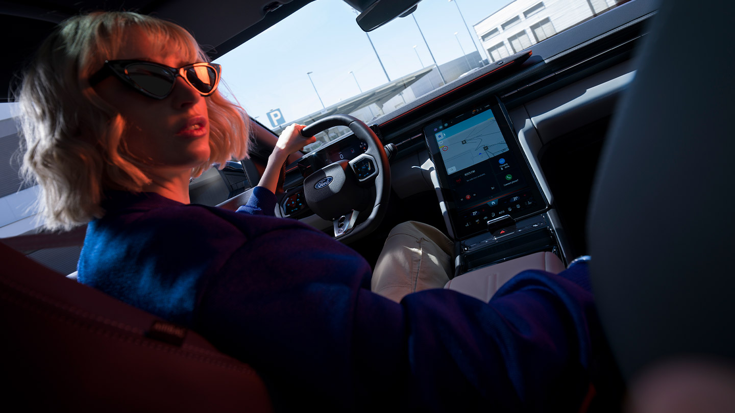 De nieuwe Ford Capri® met zicht op het stuurwiel, het dashboard en het grote SYNC® Move-touchscreen.