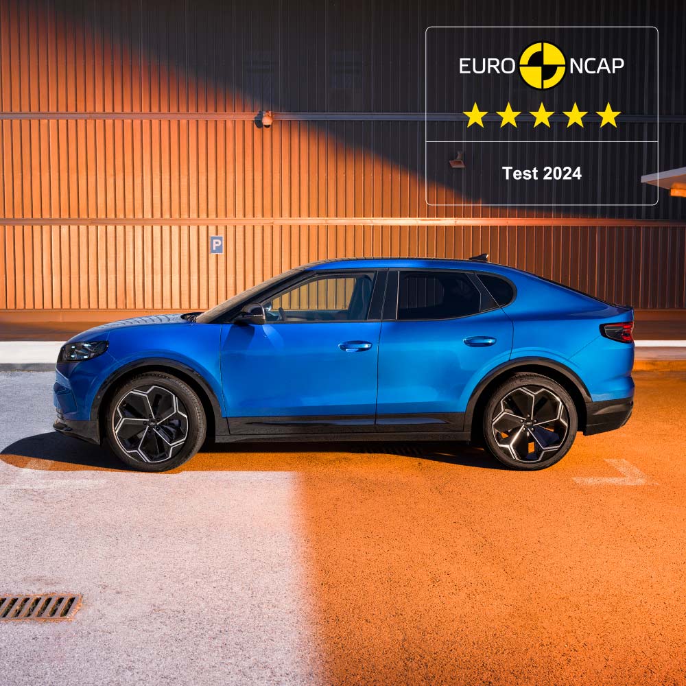 Een zijaanzicht van een blauwe Ford Capri. De 2024 Euro NCAP-veiligheidsscore met vijf sterren wordt weergegeven in de rechterbovenhoek.
