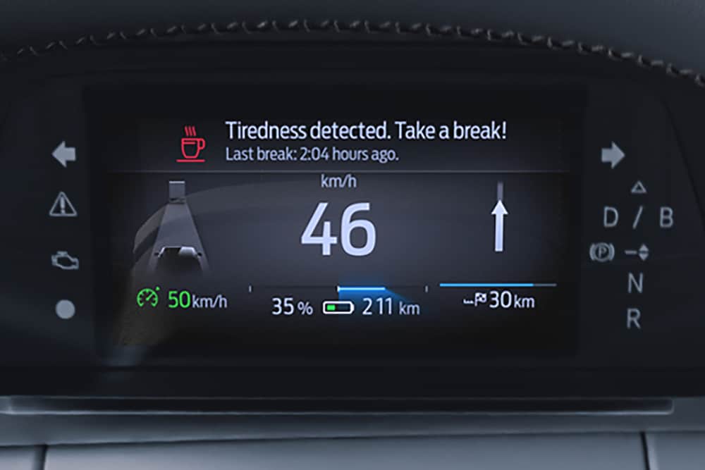 Het digitale instrumentenpaneel van de Ford Capri toont de snelheid van de auto en een Driver Alert-waarschuwingsbericht dat een pauze aanbeveelt.