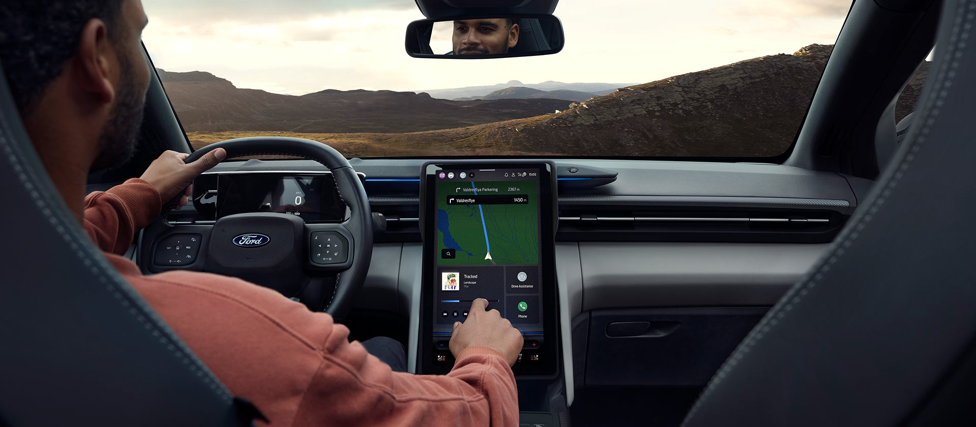 Bestuurder die het SYNC® Move 14.6" touchscreen van de Ford Explorer gebruikt.