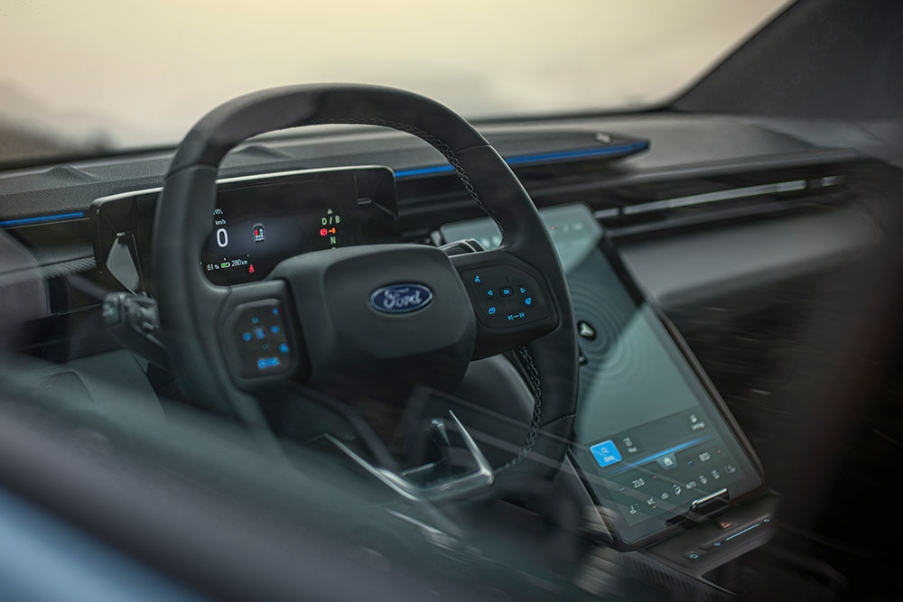 Een close-up van het verwarmbare stuurwiel van de elektrische Ford Explorer.
