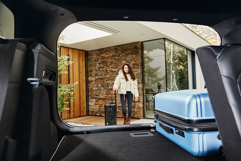 De bagageruimte achterin de Ford Explorer, genomen vanuit het interieur van de auto, inclusief een blauwe koffer.