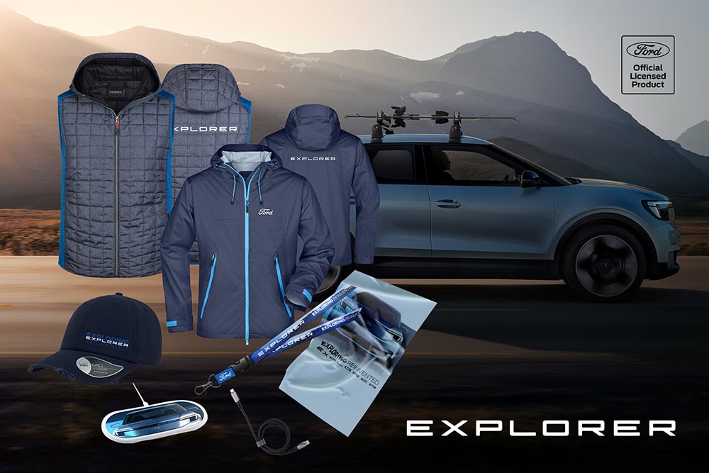 Blauwe Ford Explorer-artikelen zoals jassen, petten en andere accessoires, getoond voor een blauwe Ford Explorer