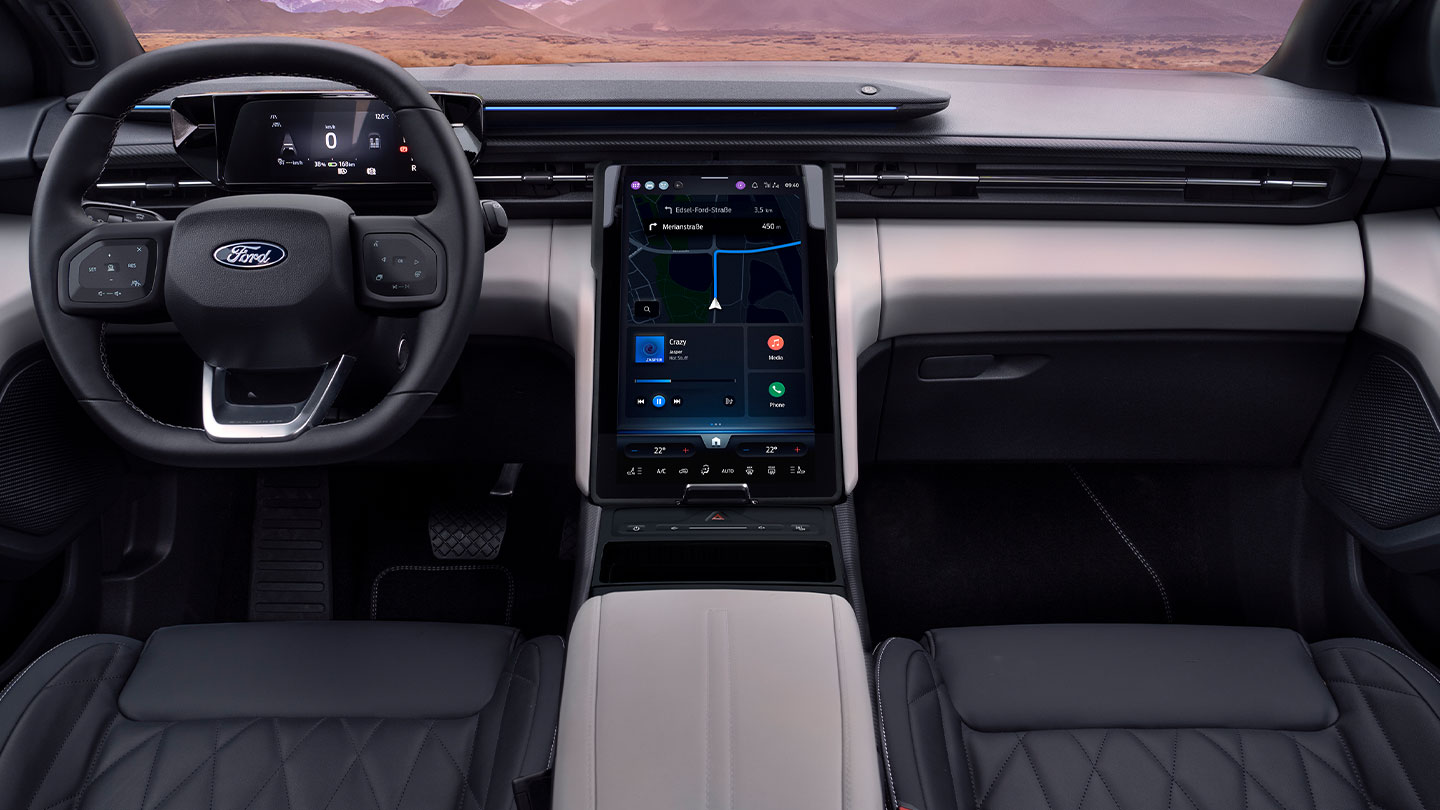 Het interieur van de nieuwe 100% elektrische Ford Explorer® met blauwe sfeerverlichting.