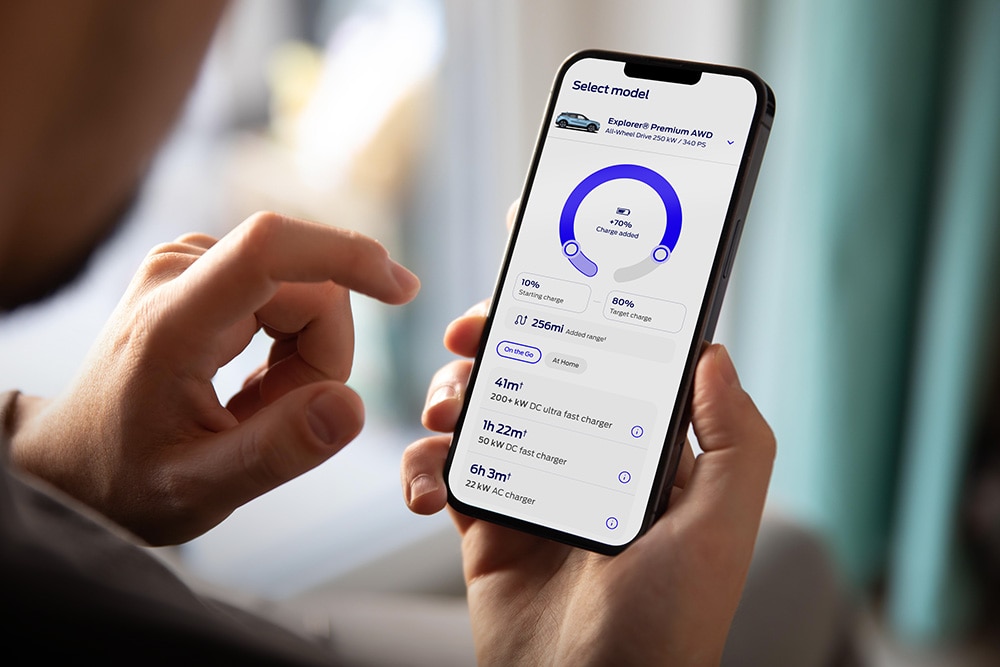 Iemand gebruikt de Ford oplaadcalculator op een mobiele telefoon.