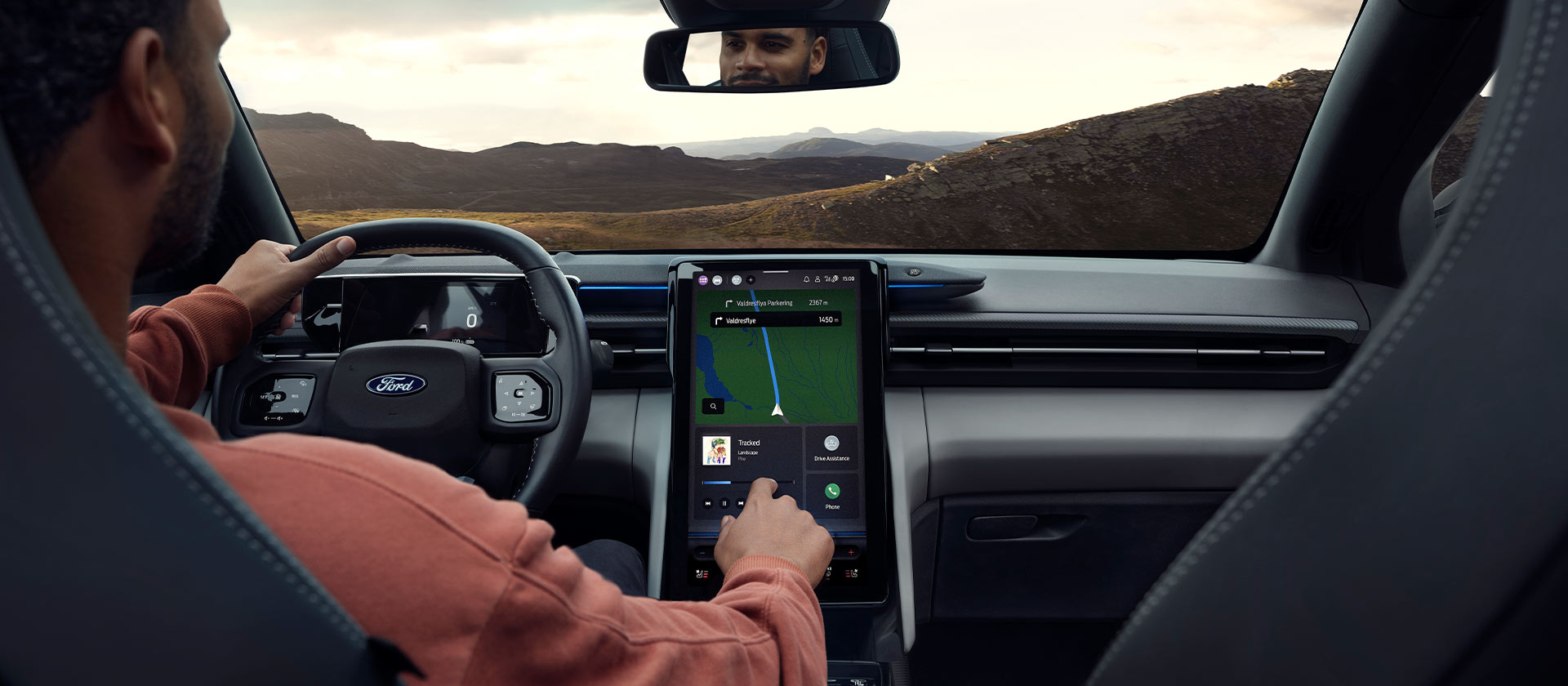 Bestuurder die het SYNC® Move 14.6" touchscreen van de Ford Explorer gebruikt.