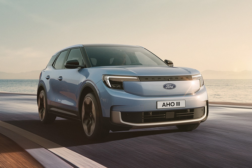 De nieuwe 100% elektrische Ford Explorer® in Arctic Blue die over een weg rijdt.