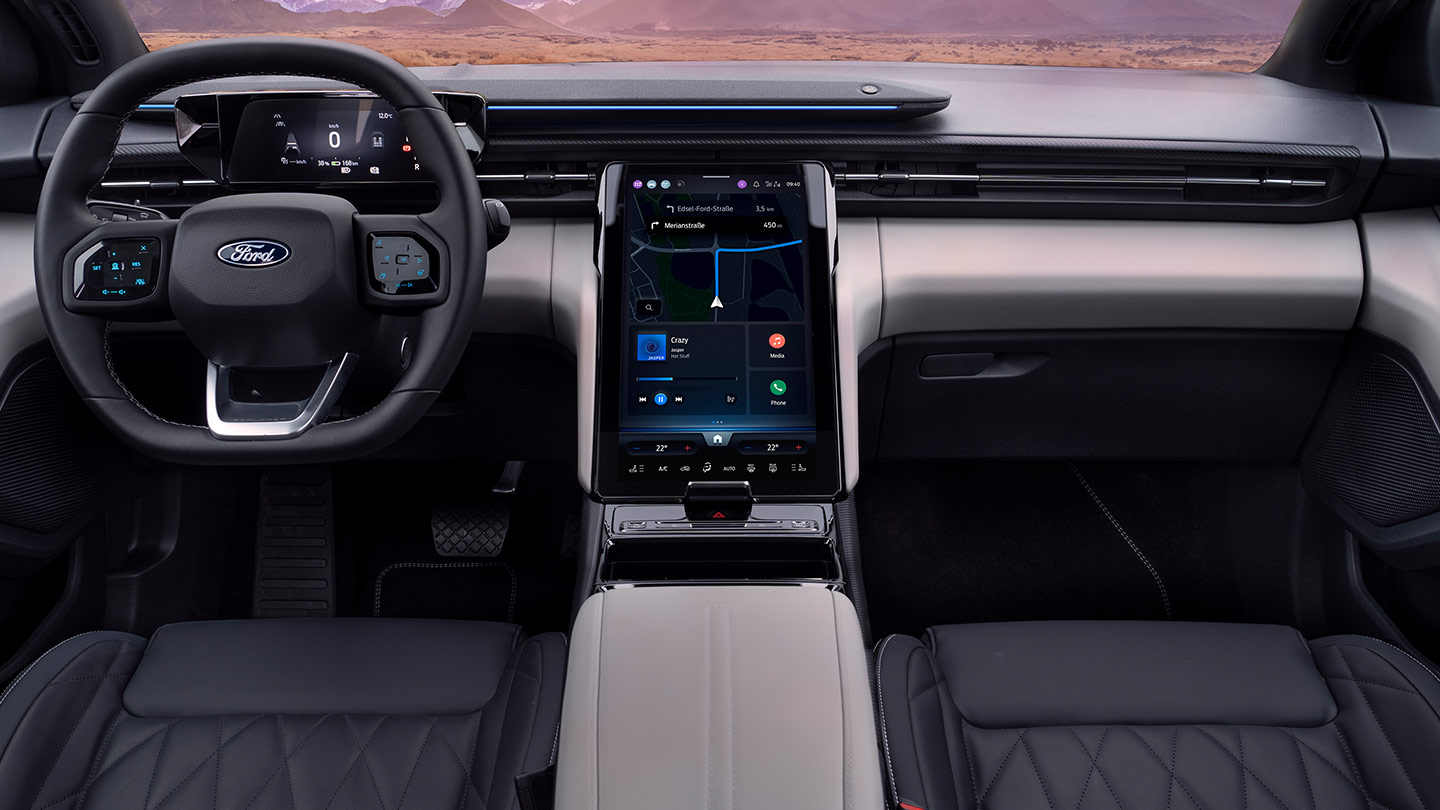 Het interieur van de nieuwe 100% elektrische Ford Explorer® met blauwe sfeerverlichting.