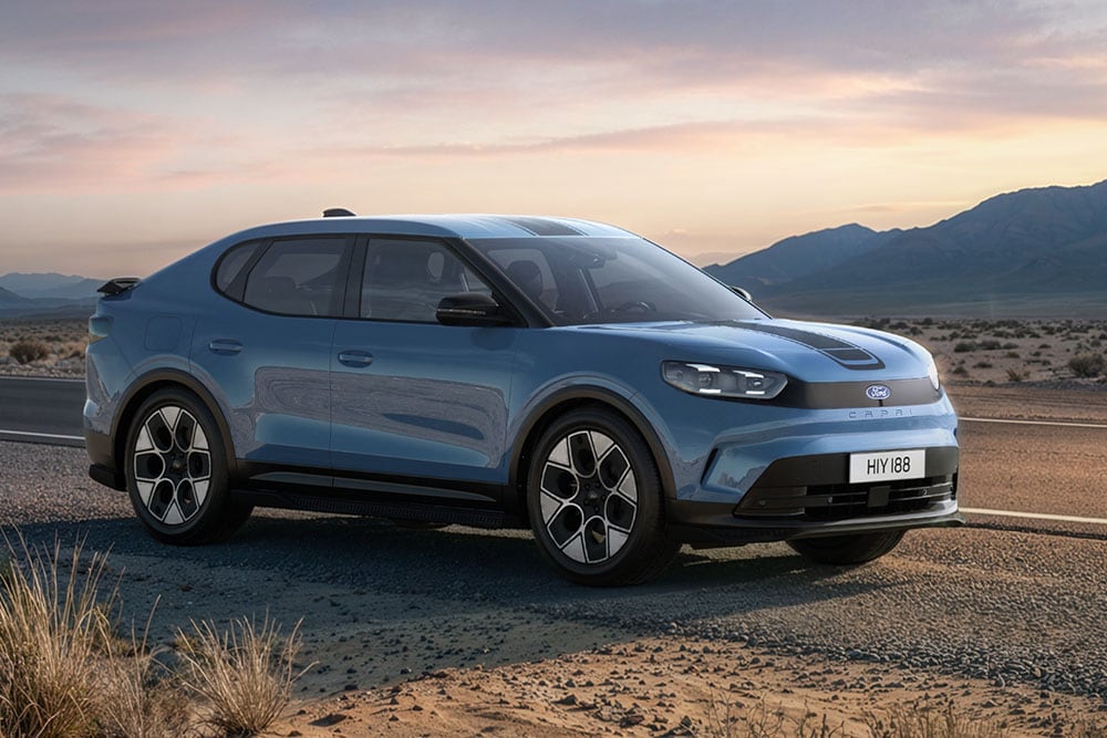 Blauwe Ford Capri® Collections rijdt op een stoffige bergweg.