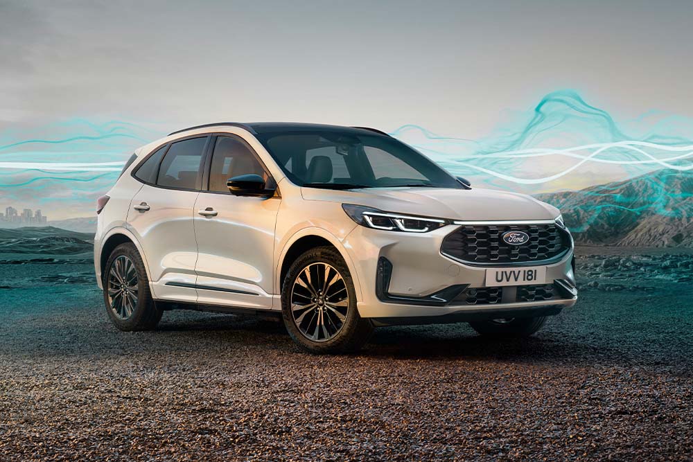 Het Ford Kuga Sound Edition-model in het wit, geparkeerd met groene geluidsgolfafbeeldingen op de achtergrond.