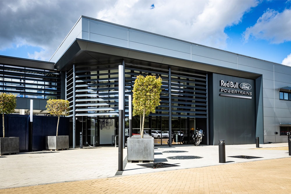 Het hoofdkantoor van Red Bull Ford Powertrains – een modern gebouw met het bedrijfslogo