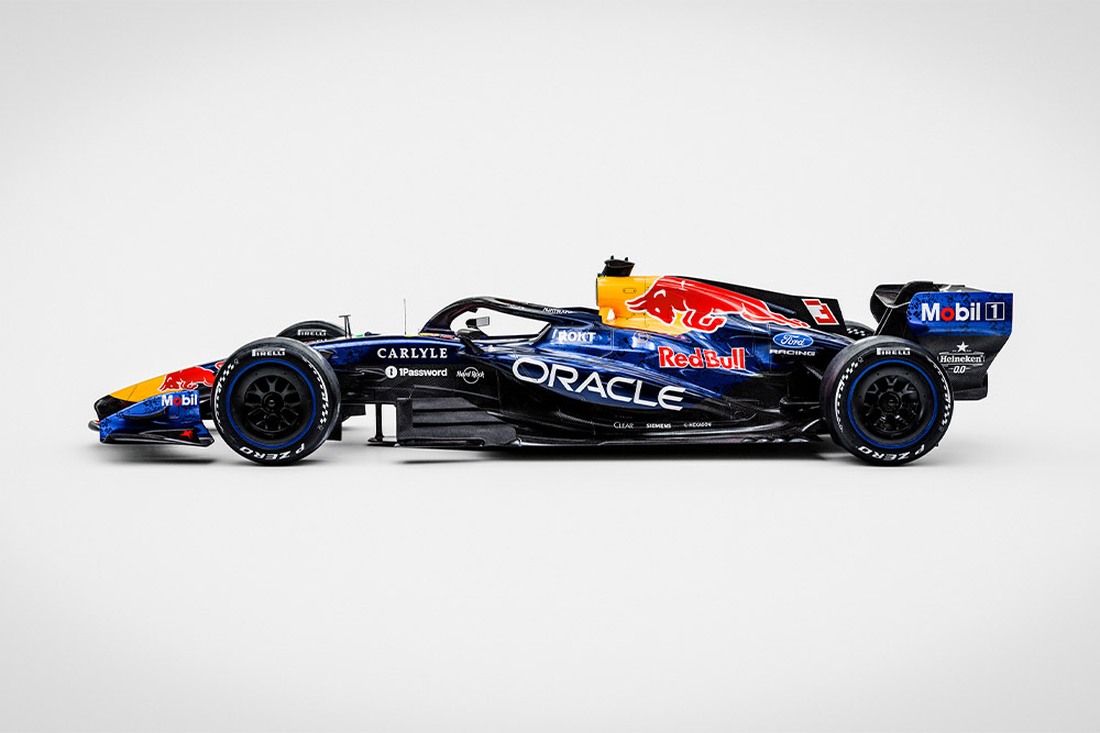 Een gestroomlijnde Red Bull Ford Formule 1-racewagen op een strakke witte achtergrond met sponsorlogo's Ford en Red Bull.