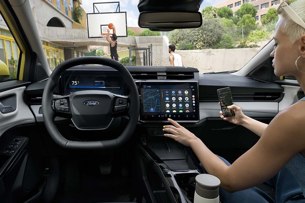 Interieur van de Ford Puma Gen-E kleine auto met touchscreenbediening.