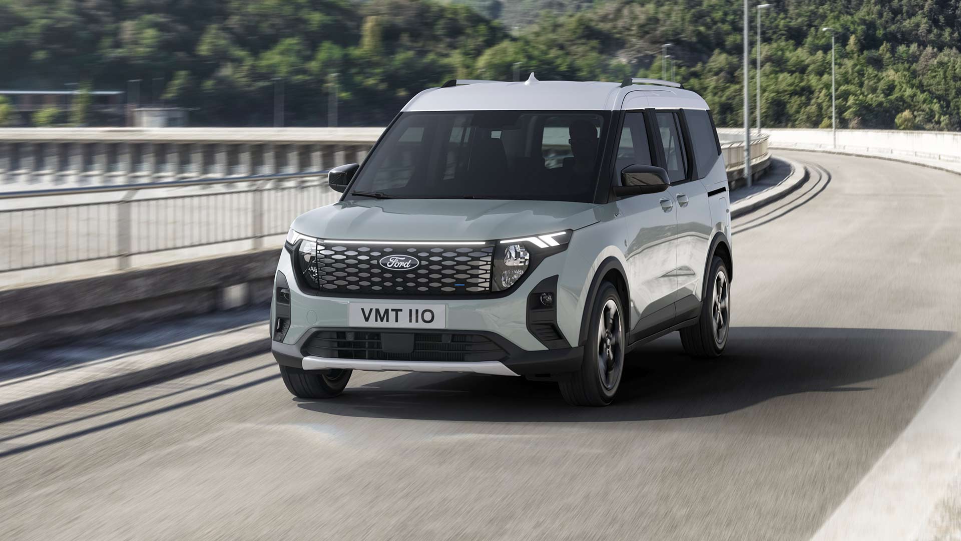 Ford E-Tourneo Courier Active grijs op weg