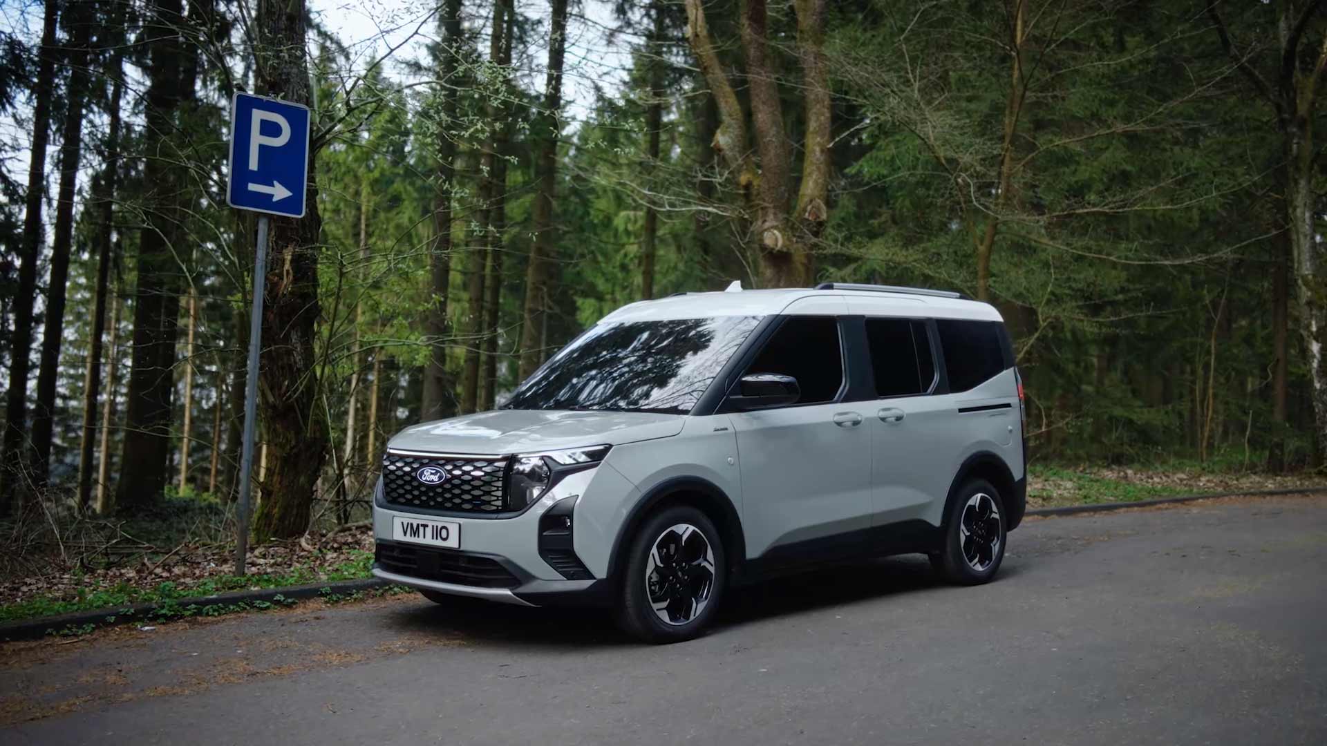 Ford E-Tourneo Courier Active in een bos