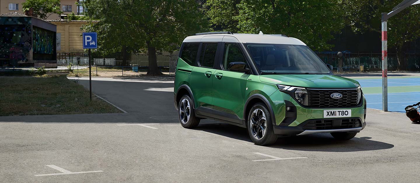 Landschap Ford Tourneo Courier in parkeerplaats groen