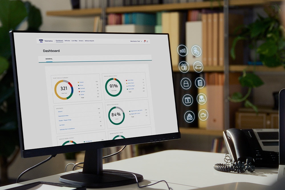 Een computermonitor geeft het Ford Pro Telematics-dashboard weer met verschillende prestatiestatistieken van het wagenpark.