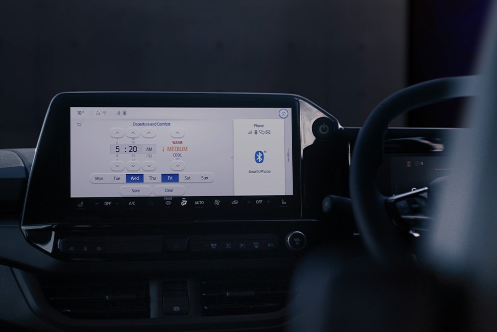 Het dashboardscherm van het voertuig toont bedieningselementen voor verlichting, inclusief zwaailampen en werklichten.