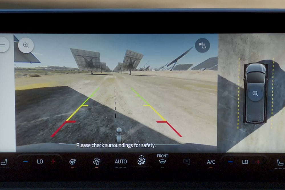 Het centrale touchscreen in de Ford Tourneo Custom geeft de 360-graden cameraweergave weer.