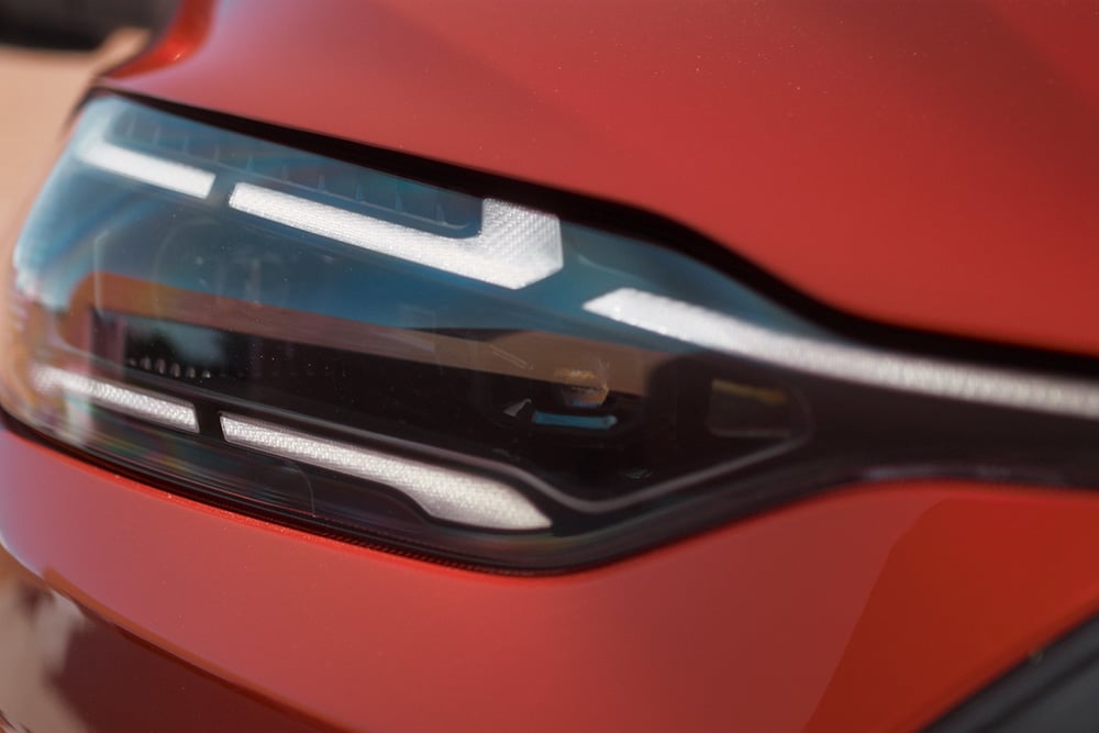 Close-up van de ledkoplamp van de Ford Tourneo Custom.