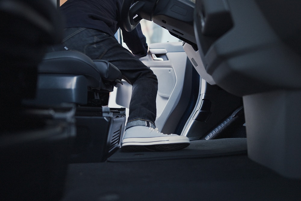 Een persoon verlaat de doorloopcabine van de Ford Tourneo Custom. 