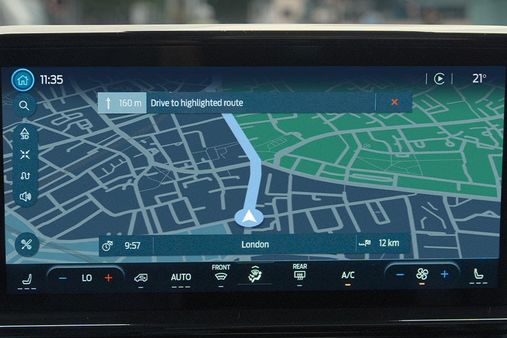 Het navigatiescherm in de Ford Tourneo Custom toont een kaart met een route gemarkeerd naar Londen.
